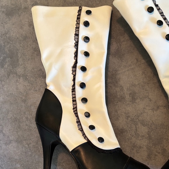 Chic Two-Tone Heeled Boots - Picture 3 of 7